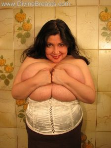 BBW brunette Diana showing her big boobs